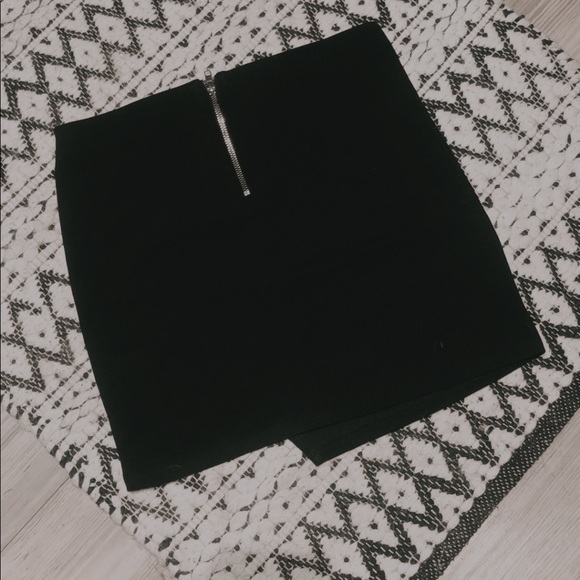F21 | Asymmetrical Black mini skirt - Picture 2 of 3